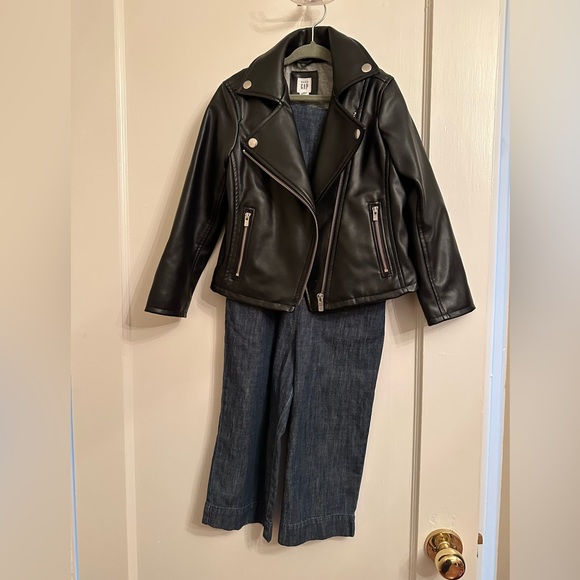 Gap kids denim ruffle overall, size 4-5! Only 16 dollars! - Picture 4 of 4